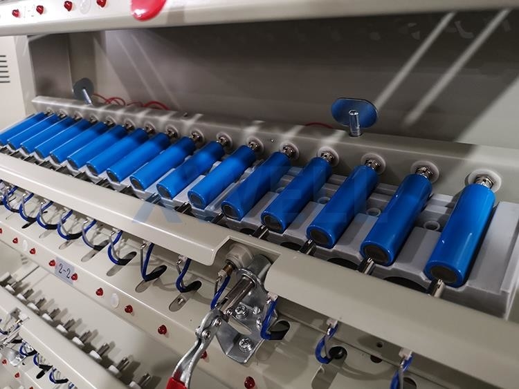 van de de Kanalenacculading van 5V 3A 512 de Capaciteit die van de de Lossingsmachine voor Cilindrische Cel sorteren